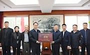 北京市天安门地区管委会向我校赠送国旗