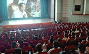 学校组织学生集中观看电影《袁隆平》