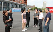 校领导深入迎新现场看望新生