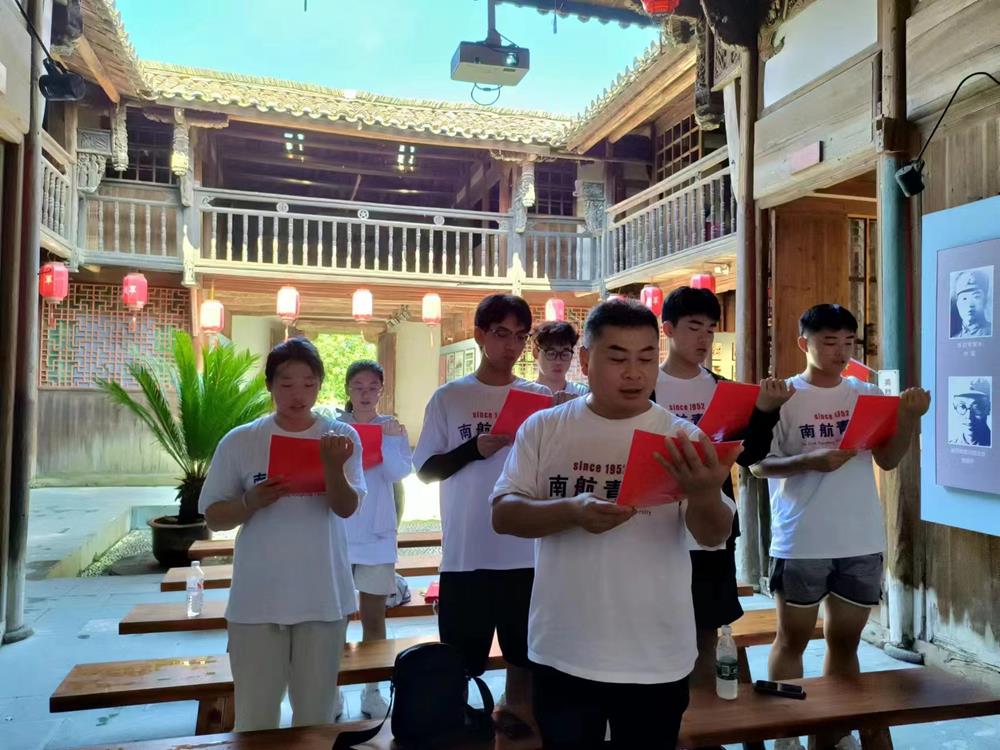 参观红史观齐诵《囚歌》.jpg