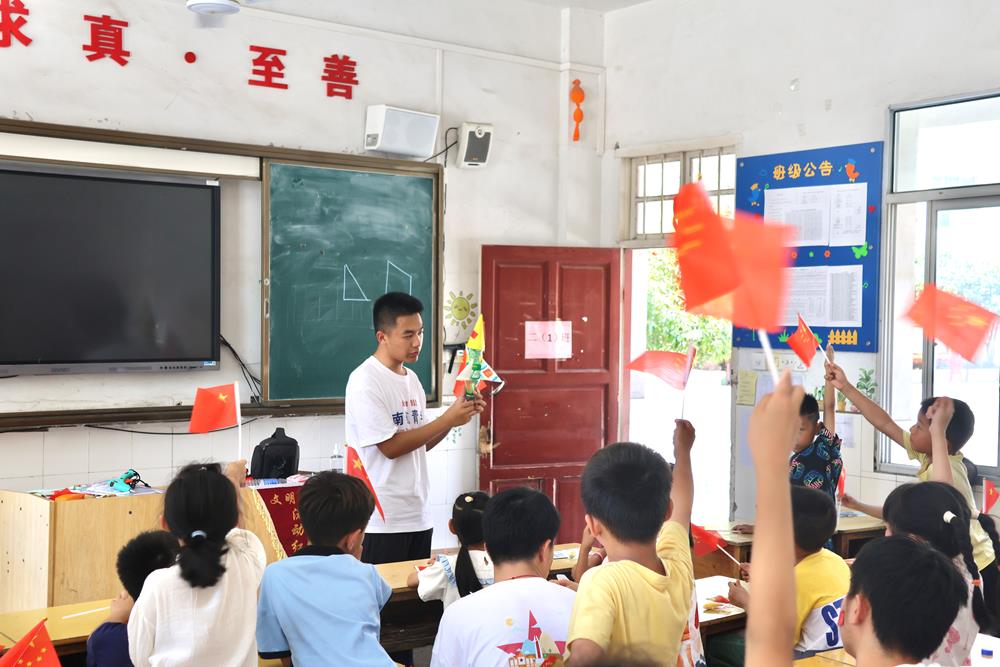图为实践队员向小朋友讲解水火箭原理.jpg