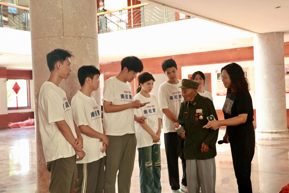图为抗美援朝老兵刘传其向实践队员寄语.jpg