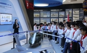 外国语学院联合南昌航空大学附属小学红谷滩分校开展“逐梦蓝天·大手拉小手”主题党团队日活动